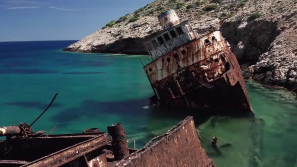 Aerial drone video híres hajóroncs Olympia elhagyott Liverio öbölben közelében Kalotaritissa falu, Kerékpár-szigetek, Görögország - Felvétel, videó