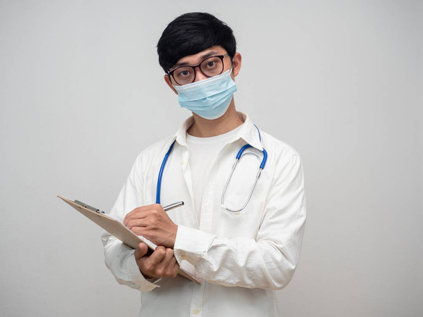 Porträt Arzt Schreiben auf Checkliste Holztafel weißer Hintergrund - Foto, Bild