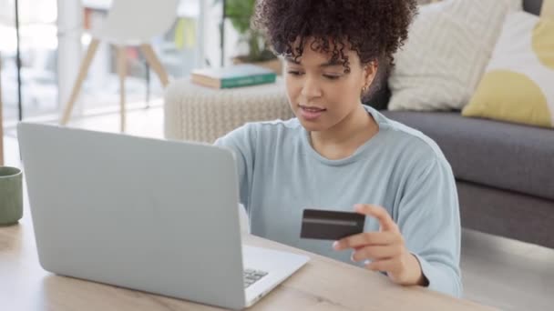 Vrouw online winkelen met een laptop en creditcard thuis. Meisje maken van een digitale aankoop en kijken blij met nieuwe handige banking app. Jonge shopaholic enthousiast voor haar orderbevestiging. - Video