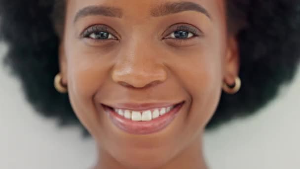 Twarz afrykańskiej amerykanki uśmiechającej się i śmiejącej z radości przed kamerą. Portret wesołej, chłodnej i pewnej siebie kobiety z afro włosami i pozytywnym nastawieniem podnieconej w dobrym nastroju. - Materiał filmowy, wideo