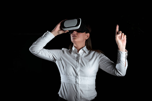 Podnikatelka v simulátoru virtuální reality během moderního tréninku. - Fotografie, Obrázek