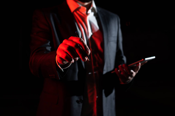 Businessman Holding Tablet And Pointing With Pen On Important Message. - Foto, immagini
