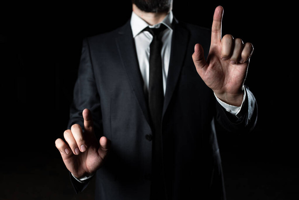 Geschäftsmann zeigt mit zwei Fingern auf entscheidende Informationen. - Foto, Bild