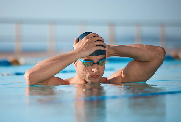 Nie możesz zahamować sukcesu. przystojny młody mężczyzna atleta pływanie w olimpijskim rozmiarze basen - Zdjęcie, obraz