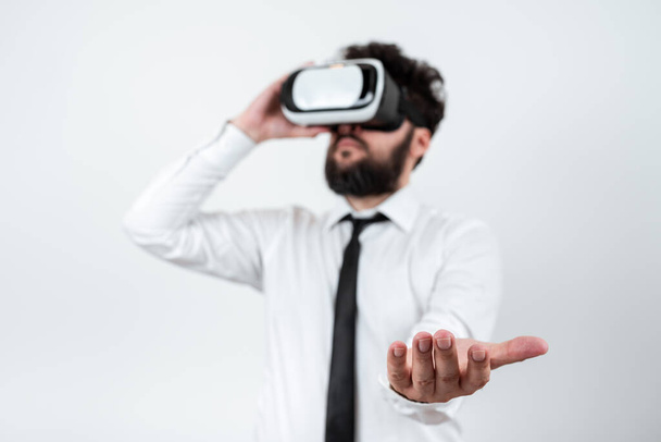 Man Wearing Vr Glasses And Presenting Important Messages Over One Hand. - Φωτογραφία, εικόνα