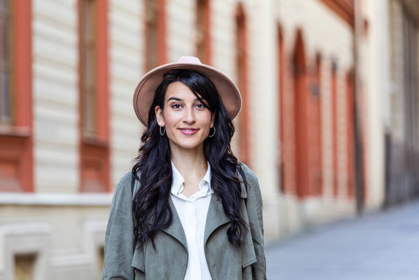 Модно одягнена жінка з капелюхом на вулицях прекрасного міста, концепція покупки
 - Фото, зображення