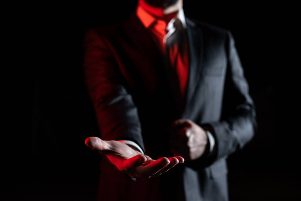 Бізнесмен у костюмі тримає нове важливе повідомлення в одній руці
. - Фото, зображення