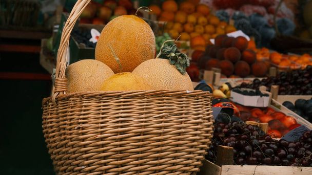 Organic yellow melons int he big basket - Foto, Imagen