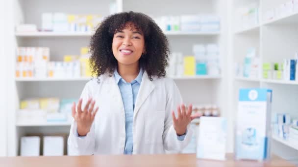 Happy female chemist welcoming customer to the pharmacy. Drugstore assistant providing prescription antibiotics to sick patients. Selling medication to help customers be healthy and recover. - Πλάνα, βίντεο