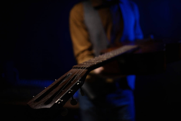 Hombre tocando la guitarra acústica. Músico en estudio de grabación sosteniendo guitarra clásica - Foto, imagen