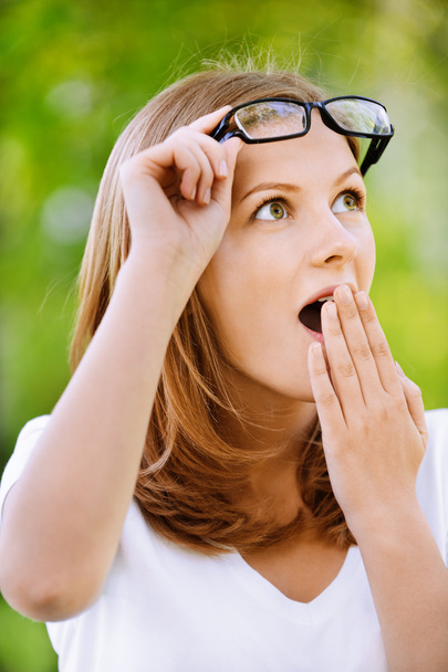 Удивлённая женщина покрывает рот ладонью
 - Фото, изображение