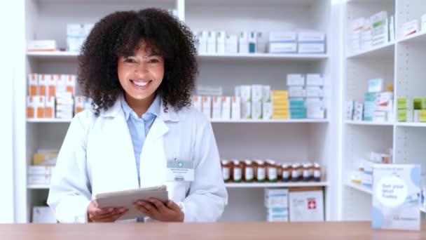 Portret van een gelukkige apotheker die aan een digitale tablet werkt achter een apotheek. Vrouw die gebruikmaakt van technologie om toegang te krijgen tot de databank van geneesmiddelen, voor inventariscontrole of voor het verstrekken van online geneesmiddelenrecepten. - Video