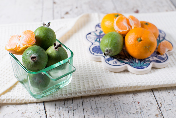 Ainda vida com mandarinas e feijoa frutas frescas
 - Foto, Imagem