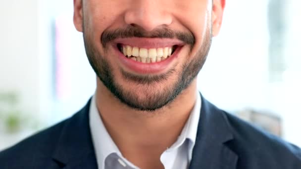 Egy üzletembernek fogfehérítő vagy fehérítő kezelésre van szüksége. Vállalati szakember elégedett volt a fogorvossal való találkozás után a szájával. Boldog a munka projekt sikerét. - Felvétel, videó