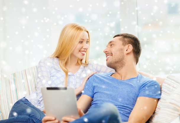 smiling happy couple with tablet pc at home - Foto, immagini