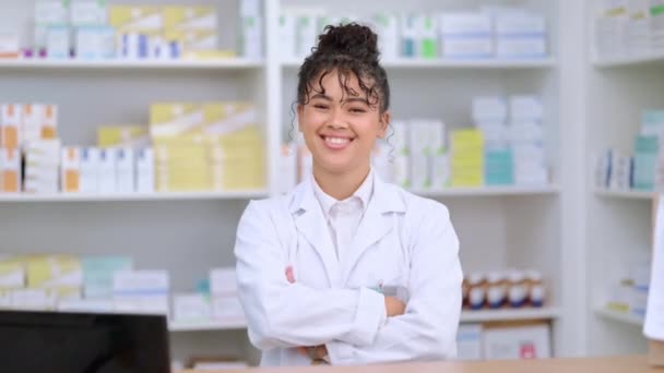 Portrait of confident, proud pharmacist with folded arms, ready to assist against background of medication. Professional health care worker waiting to diagnose or prescribe pills at clinic dispensary. - Video, Çekim