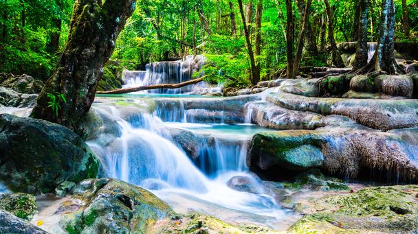 Cascata nella foresta tropicale nel parco nazionale della Thailandia
 - Foto, immagini