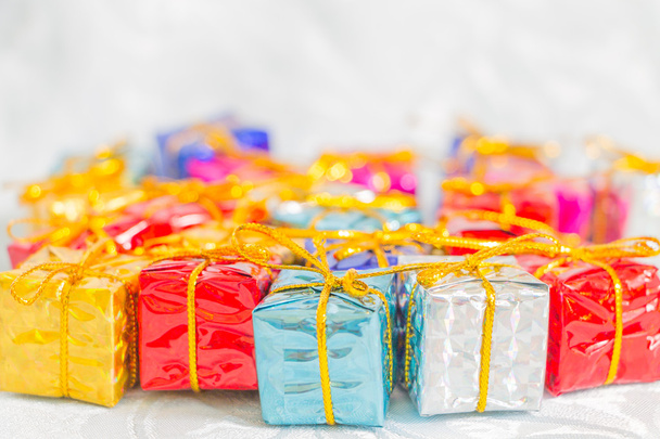 Värikäs ja raidallinen laatikot lahjoja sidottu keula
 - Valokuva, kuva