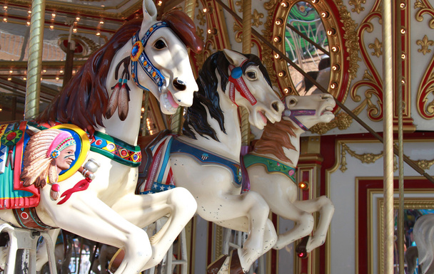 Tres caballos de carrusel
 - Foto, imagen