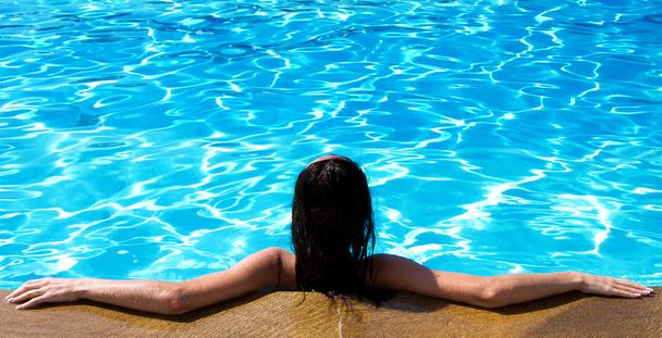 жінка сидить у басейні
 - Фото, зображення