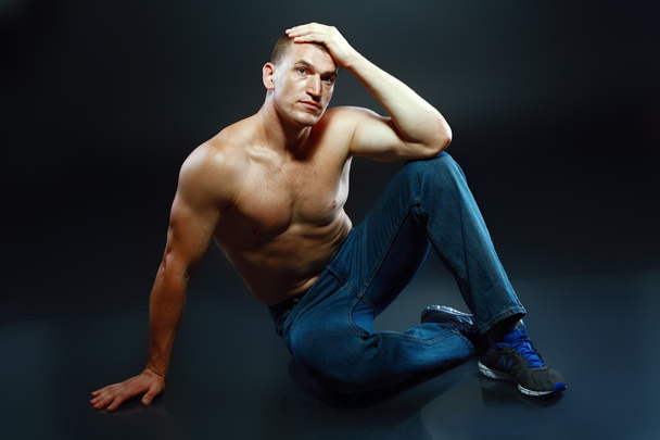 Well built muscular man - Valokuva, kuva