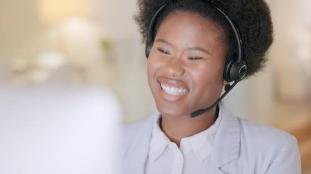Kulaklık takan ve modern bir ofiste çalışan mutlu siyah çağrı merkezi ajanı. Genç Afrikalı Amerikalı bir kadın video konferansında konuşuyor. Müşteri hizmetlerinde çalışırken gülümseyen bir kadın. - Video, Çekim