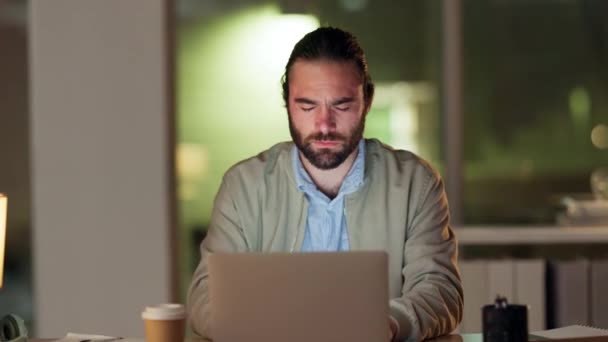 Frustrated business man suffering from a headache while working late in modern office. Stressed male feeling pressure from his workload and failing to meet a deadline. Burnout and stress at workplace. - Imágenes, Vídeo