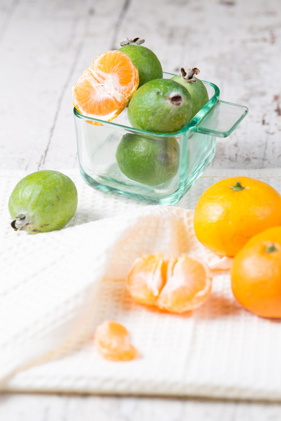 Nog steeds ife met mandarijnen en feijoa vers fruit - Foto, afbeelding
