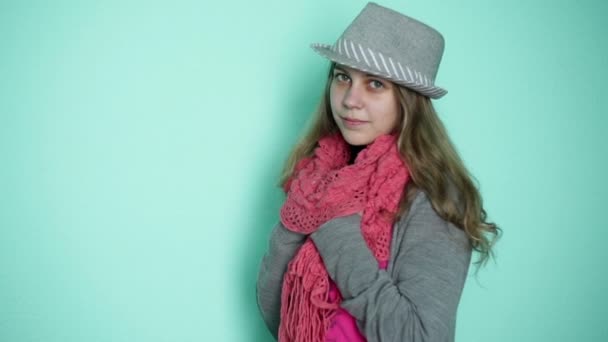 Piękna dziewczyna w kapeluszu z różowy szalik - Materiał filmowy, wideo