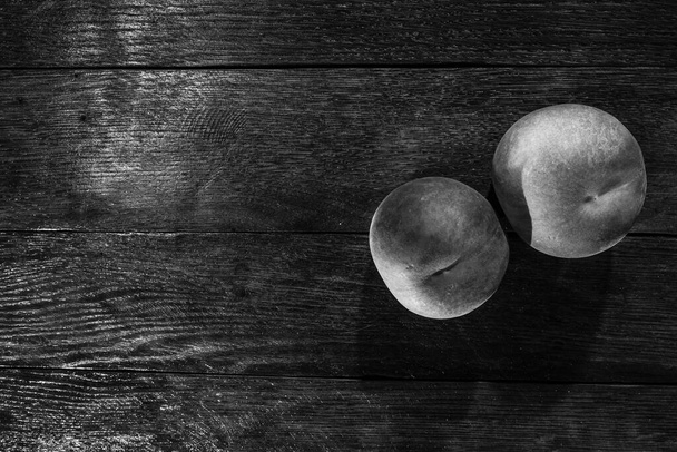 Fresh juicy peaches on rustic wooden table - Foto, Imagen