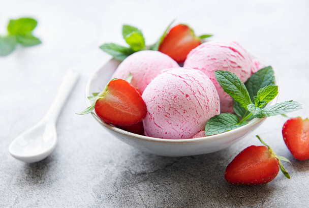 Taze çilekli ev yapımı çilekli dondurma. Tatlı çilekli yaz tatlısı. Somut arkaplan - Fotoğraf, Görsel