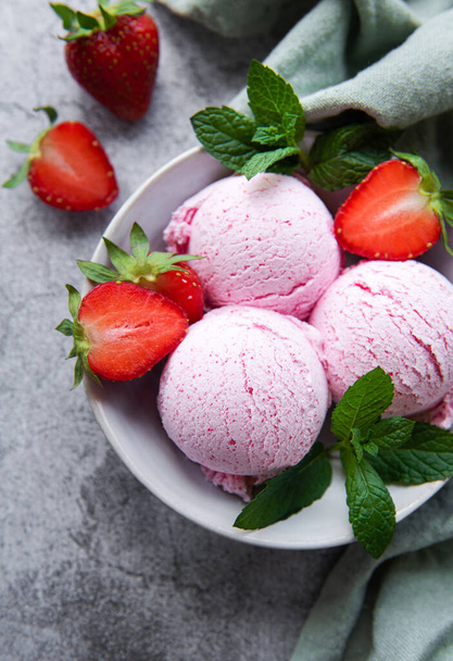 Домашнее клубничное мороженое со свежей клубникой. Летний десерт с ягодами. Конкретный фон - Фото, изображение