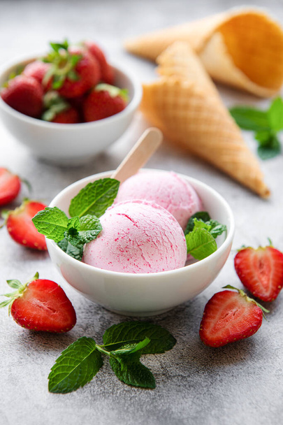 Glace à la fraise maison aux fraises fraîches. Dessert d'été à la baie douce. Contexte concret - Photo, image