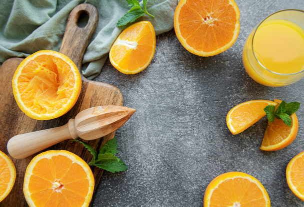bicchiere di succo d'arancia fresco con frutta fresca
 - Foto, immagini
