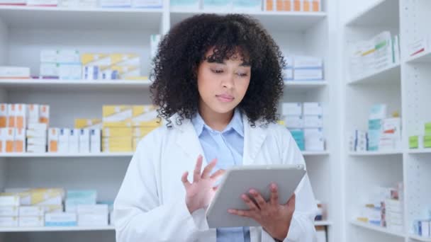 Portré fekete gyógyszerész csinál leltár egy digitális tabletta. Afrikai-amerikai vegyész gyógyszereket rendel egy modern gyógyszertárban. Egészségügyi szakember, aki kész asszisztálni egy klinika gyógyszertárában. - Felvétel, videó