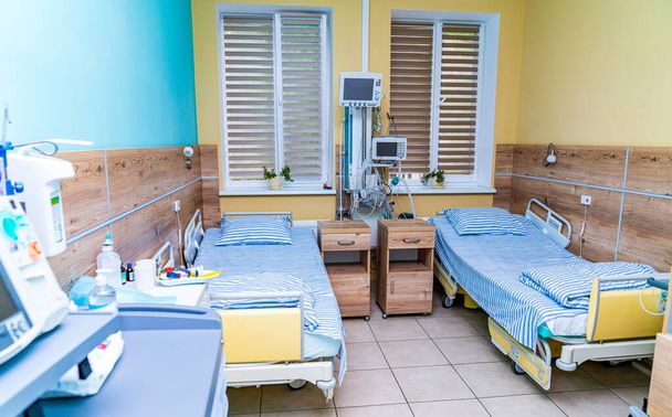 Empty modern hospital ward with comfortable bed. Healthcare treatment patient room. - Fotó, kép