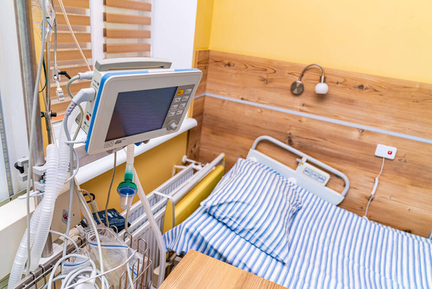 Empty emergency ward. Hospital room with modern technologies equipped. - Zdjęcie, obraz