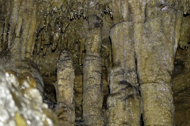 Stalagmites et stalactites avec des gouttes d'eau sur eux dans une grotte
 - Photo, image
