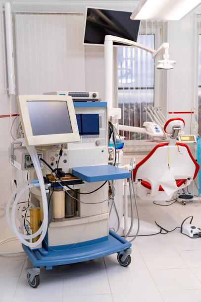 Light clean stomatology room. Modern dentistry room with modern equipment. - 写真・画像