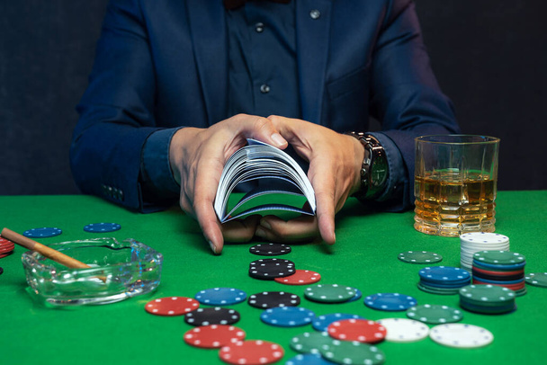 A wealthy man drinking brandy and playing poker with the excitement in a casino. - Foto, Imagem