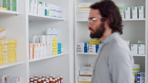 Patient reading pharmacy medication box and searching for over counter remedy to treat illness in local drugstore. Customer seeking medical help, drugs and pills or prescription antibiotics for pain. - Metraje, vídeo