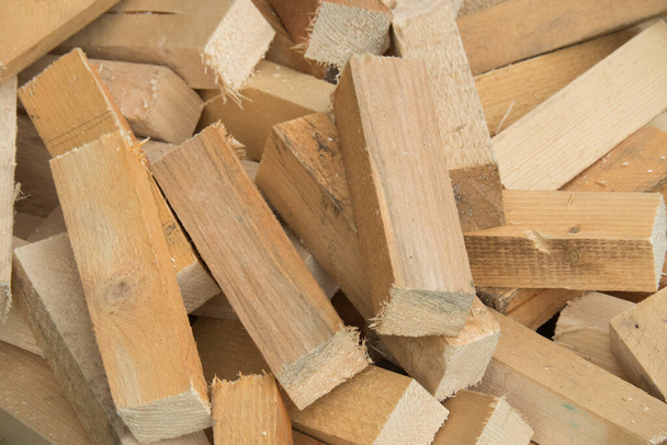 Stříhané kusy dřeva. Dřevěný pás pro další zpracování - Fotografie, Obrázek