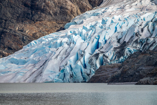 Close up of crevasses on the Mendenhall Glacier as it enters lake close to Juneau in Alaska - Foto, Imagen
