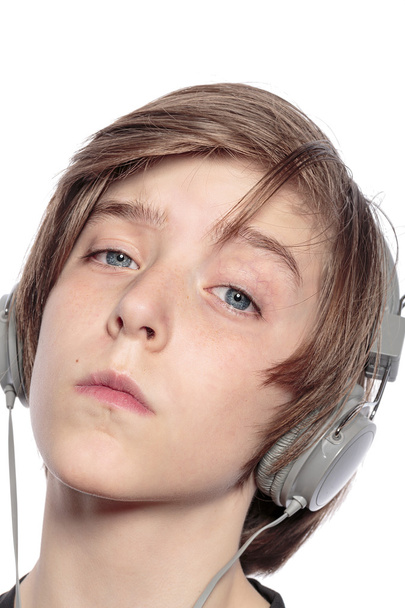 jó tizenéves fiú fejhallgató, elszigetelt fehér - Fotó, kép