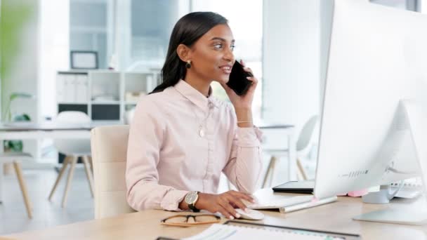 Egy fiatal üzletasszony beszél telefonon, miközben a számítógépén dolgozik az irodában. Trendy marketing szakmai megvitatása projekt ötletek vagy határidők a hívás főnökével, menedzser vagy felügyelő. - Felvétel, videó