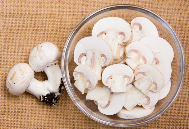 Cogumelos fatiados na tigela em placemat de cima
 - Foto, Imagem