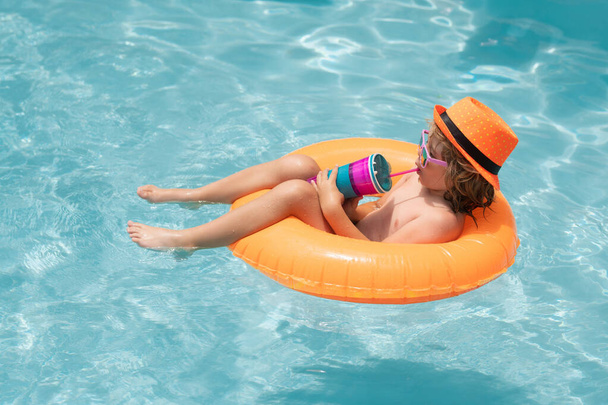 Дитячий хлопчик бризкає у басейні. Спортивна активність у воді на літніх канікулах з дітьми
 - Фото, зображення