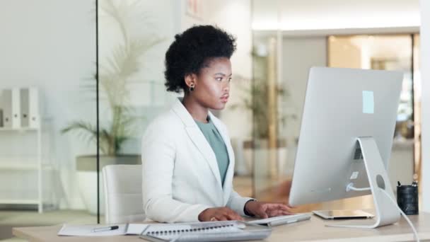 Vakava musta liike nainen näyttää keskittynyt työskennellessään tietokoneella modernissa toimistossa. Luotettava nuori ammatillinen tunne kunnianhimoinen ja motivoitunut menestykseen startup-yrityksessä. - Materiaali, video