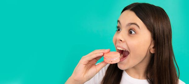 驚くべき子供はフランスのマカロンやマカロンクッキー甘い歯を食べる. - 写真・画像