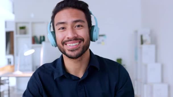 Cool influencer, journalist or podcast host wearing headphones and talking while broadcasting news. Excited, confident young man hosting online video conference and promoting on air from home studio. - Imágenes, Vídeo